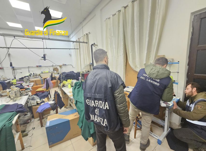 Aziende tessili “apri e chiudi”, chiusa impresa illegale nel Varesotto