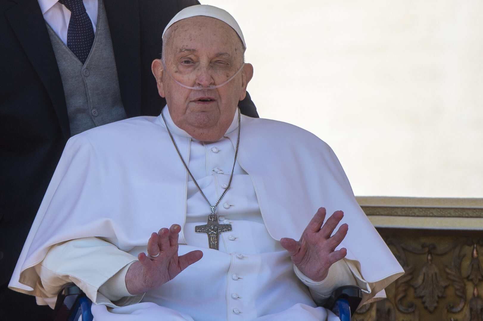 Papa Francesco appare a sorpresa in Piazza San Pietro “Buona domenica a tutti”