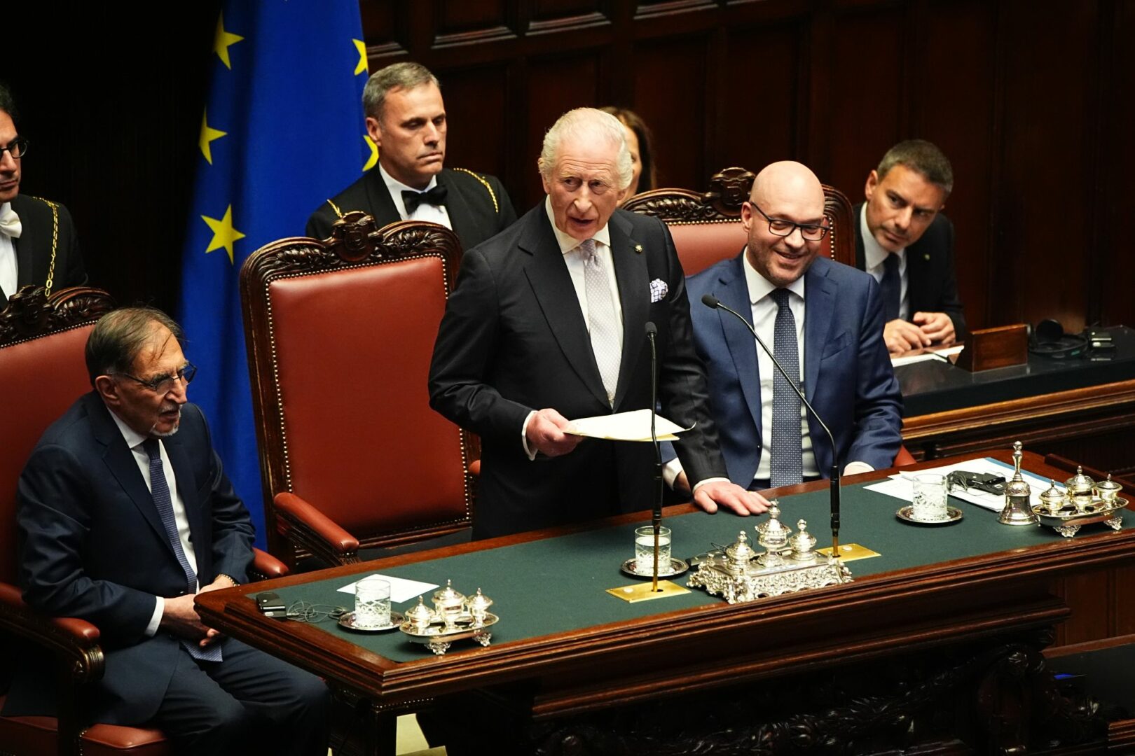 La prima volta di Re Carlo in Parlamento, cita Dante e ricorda Falcone