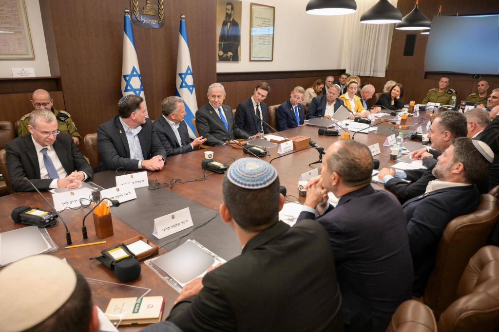 Israele approva l’accordo, a Gaza è in vigore il cessate il fuoco. Previsto vertice in Egitto di Trump con leader arabi e UE Israele approva l’accordo, a Gaza è in vigore il cessate il fuoco. Previsto vertice in Egitto di Trump con leader arabi e UE