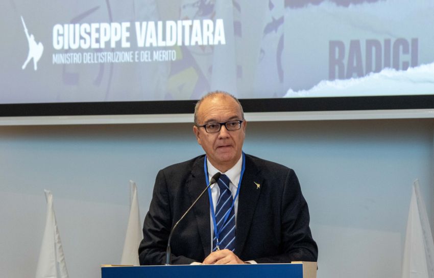 Valditara “Sul divieto uso dei social per under 16 decide il Parlamento”
