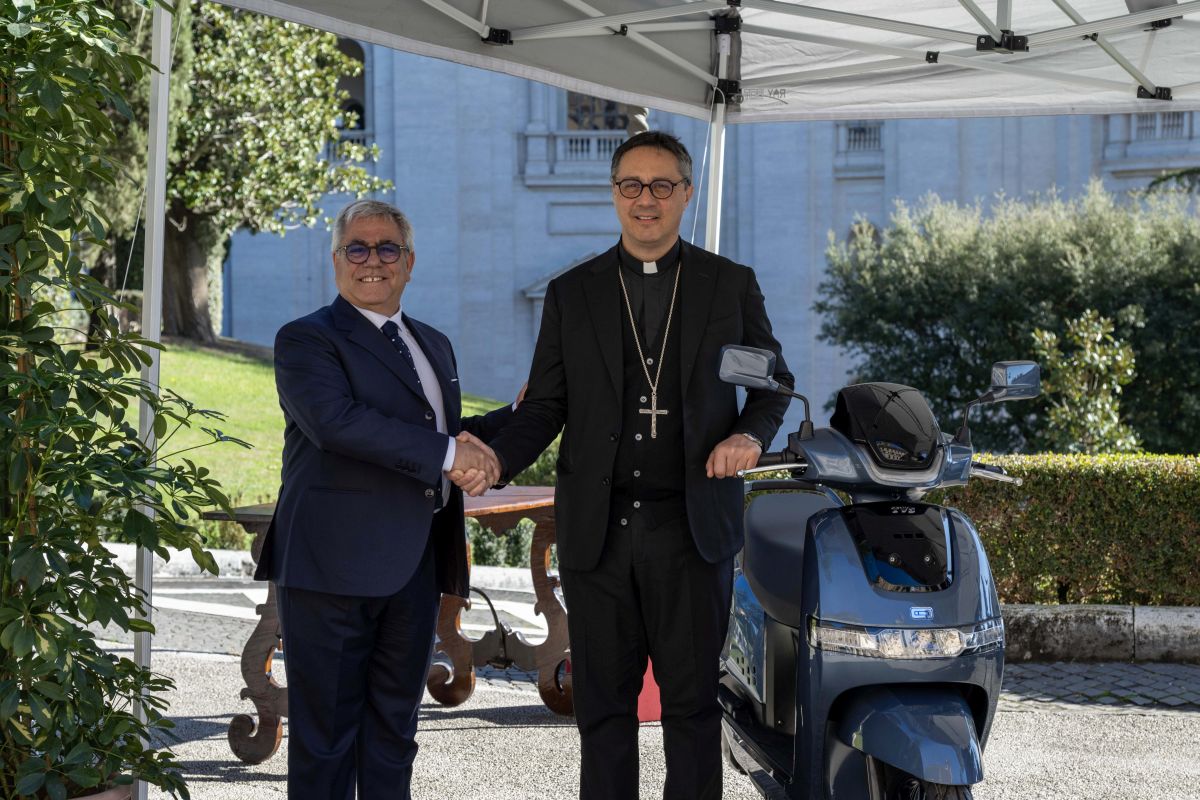 Due scooter elettrici TVS iQube al Governatorato di Stato della Città del Vaticano