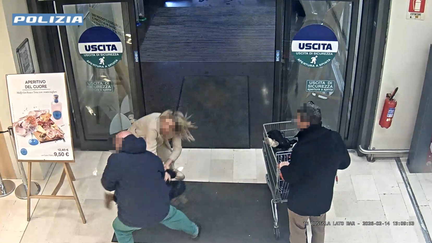 Tenta di rapire una bambina in un supermercato a Bergamo, arrestato. Il padre che l’ha salvata “Ho agito d’istinto”