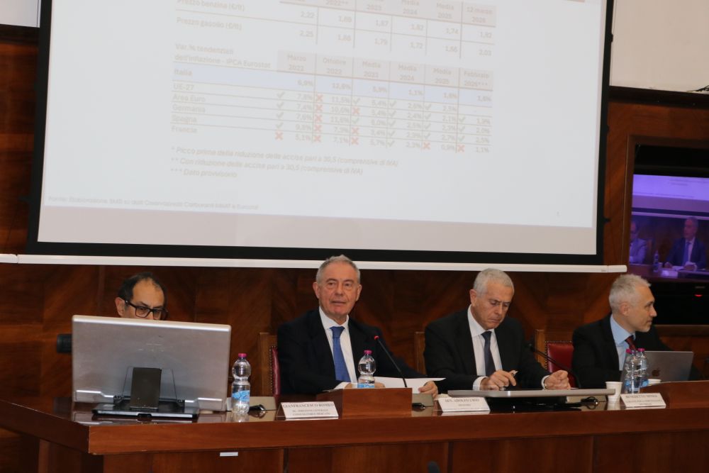 Carburanti, Urso “Taglio accise 2022 inefficace e troppo costoso”