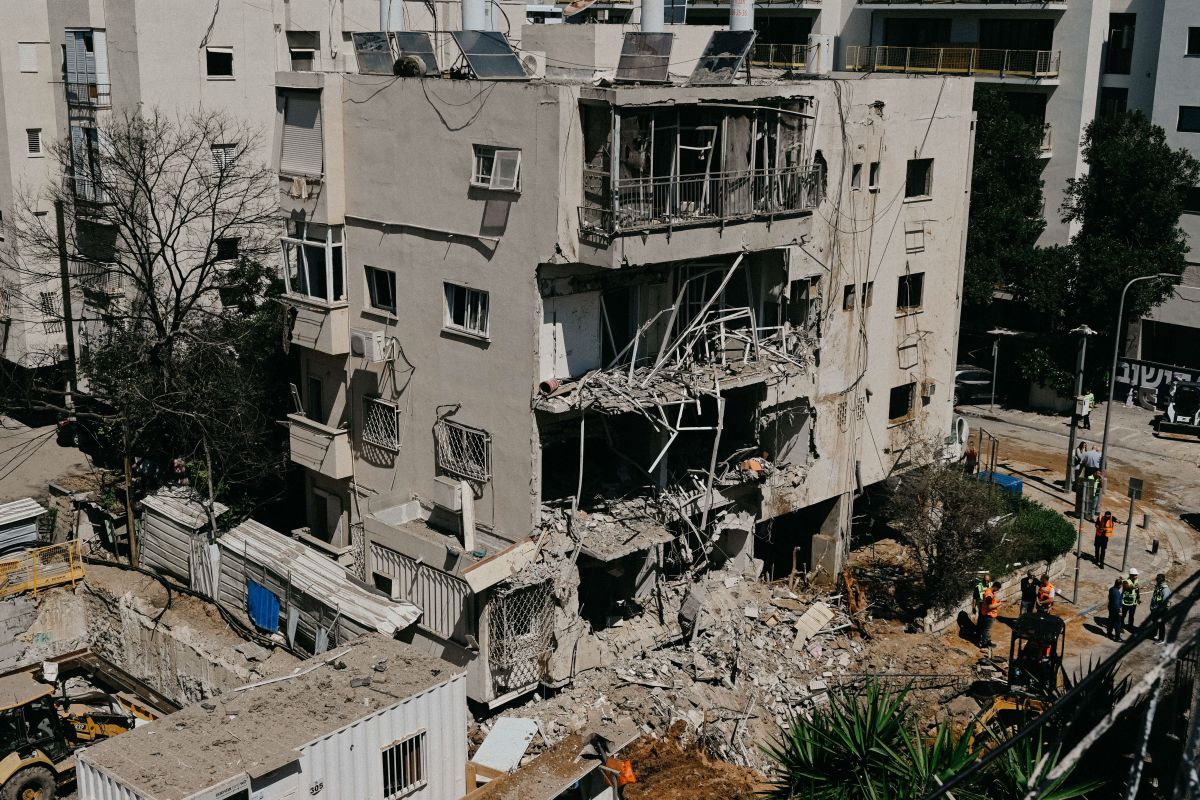 Ondata di missili balistici dall’Iran contro Israele, sei feriti