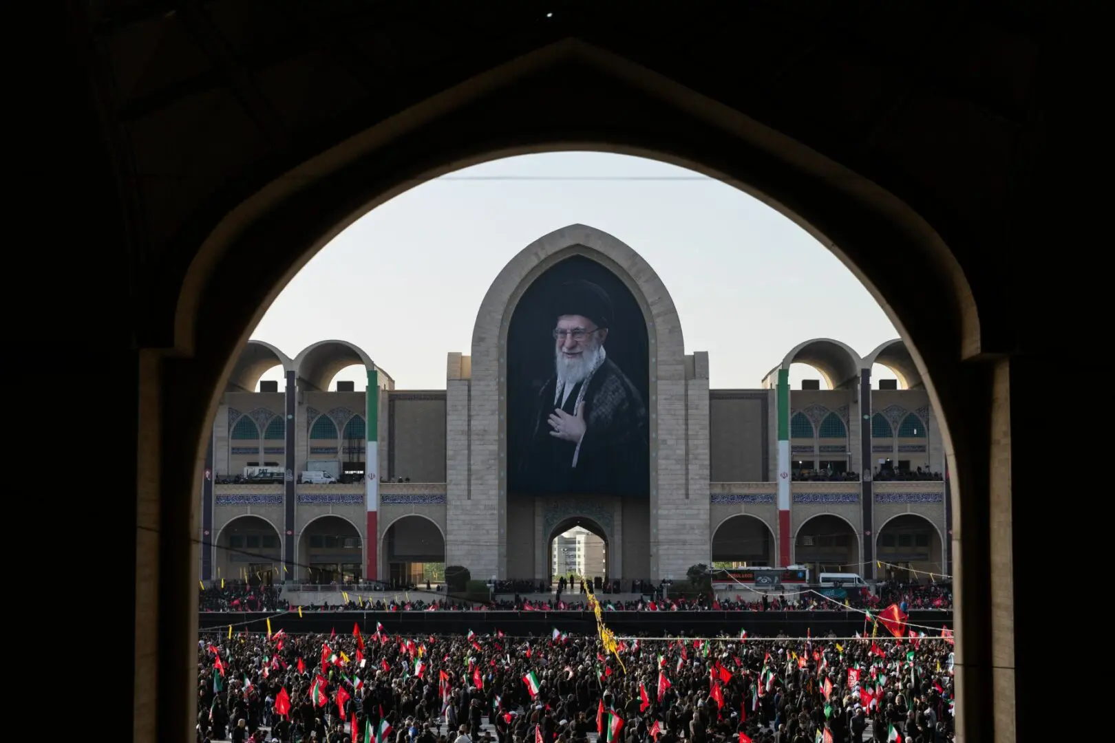 In migliaia a Teheran per la cerimonia funebre di Ali Khamenei