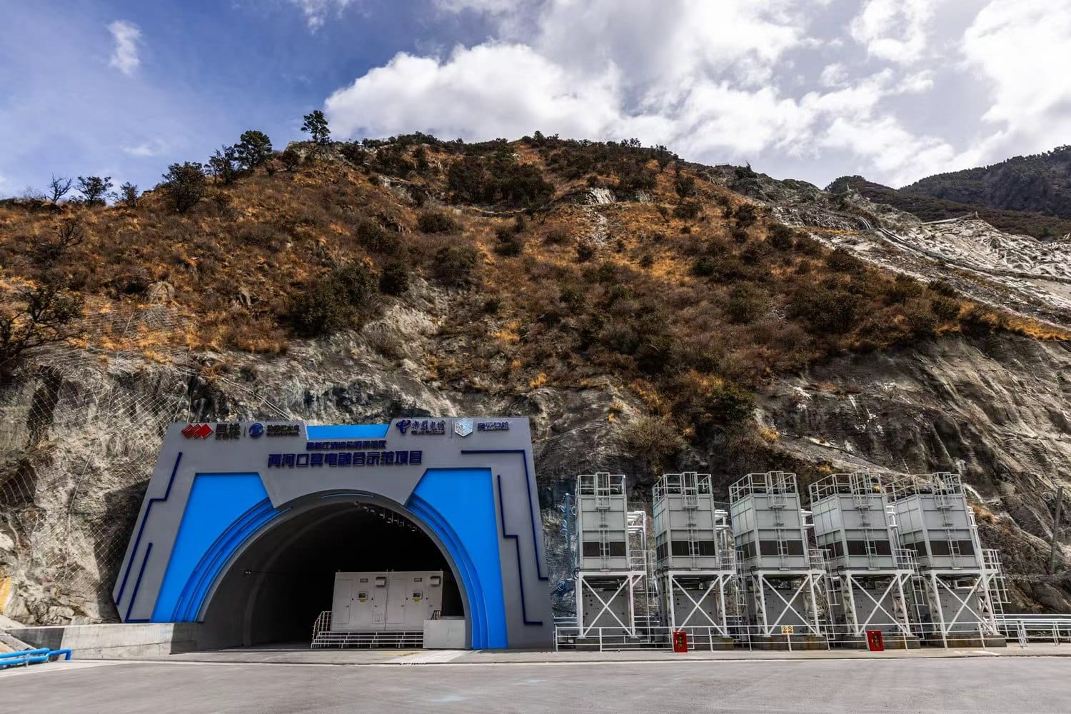 Cina, l’IA gestirà una maxi centrale di energia idroelettrica, eolica e solare