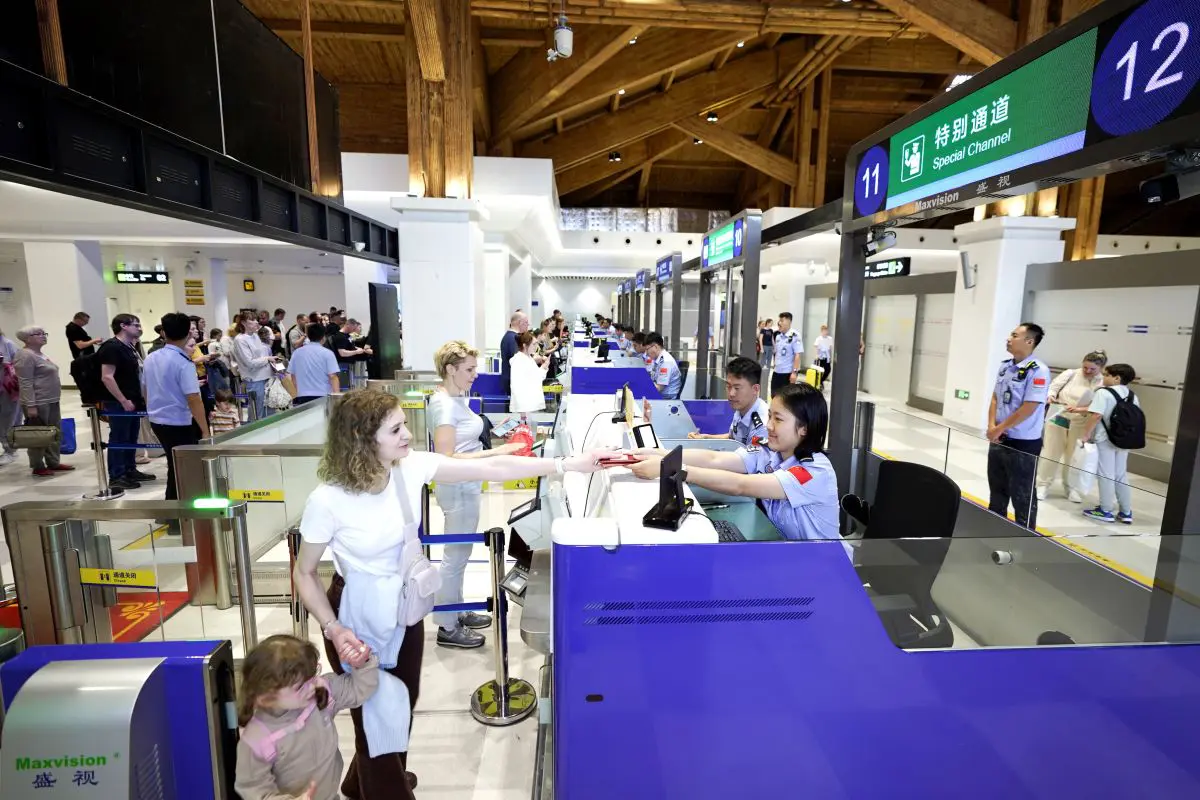 Cina perfezionerà i programmi di transito e ingresso senza visto