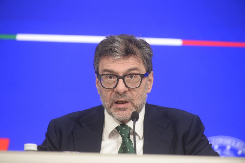 Giorgetti “Sconto solo sul gasolio di 17 centesimi fino al 6 agosto”