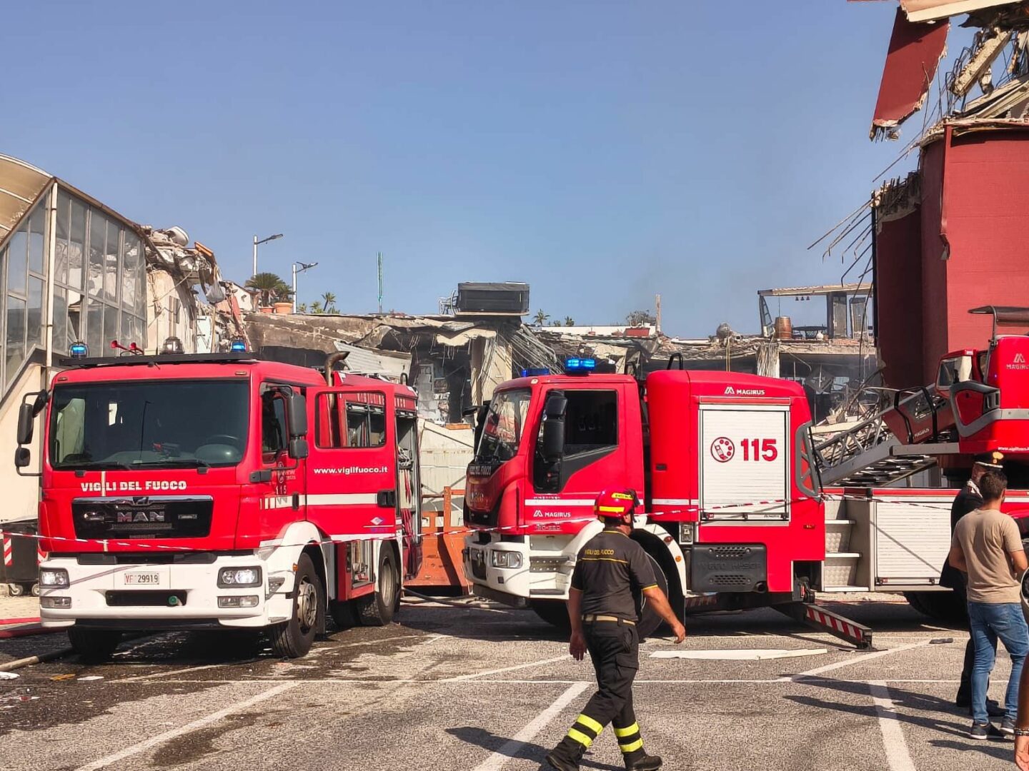 Crolla palazzina a Messina, si cercano eventuali dispersi tra macerie