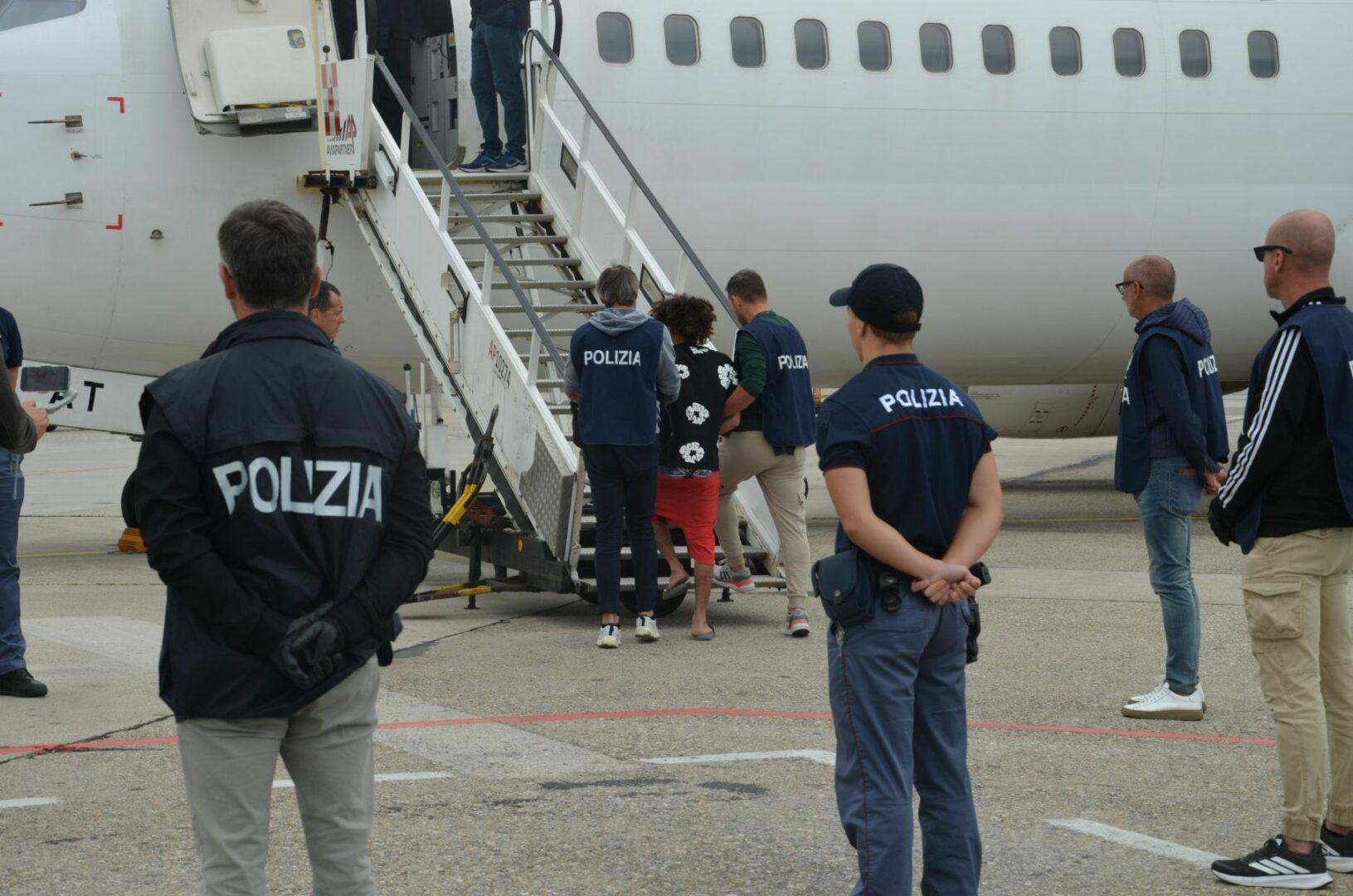 Contrasto all’immigrazione clandestina, espulsi 19 cittadini egiziani / Video