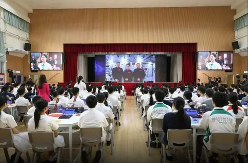 Cina, studenti a lezione di aerospazio con l’equipaggio della Shenzhou-23