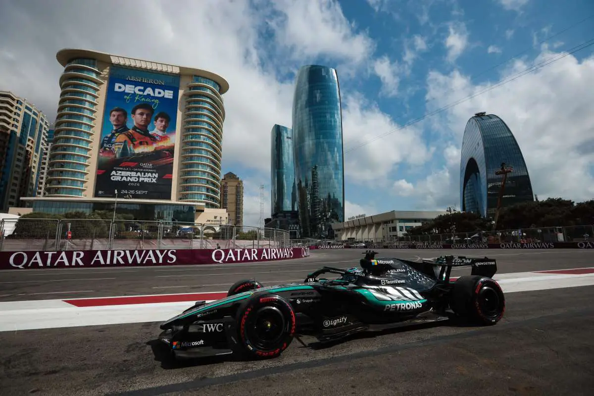 Russell in pole davanti a Leclerc a Baku, Antonelli out in qualifica