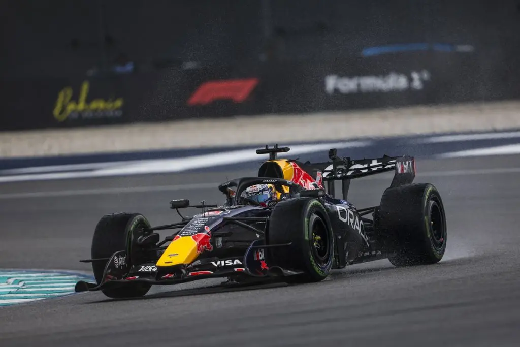 Verstappen vince il GP del Bahrain davanti ad Antonelli, terzo Hamilton