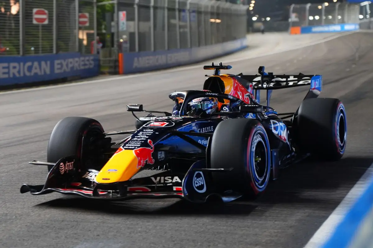 Verstappen padrone a Singapore: pole davanti a Leclerc e Hamilton
