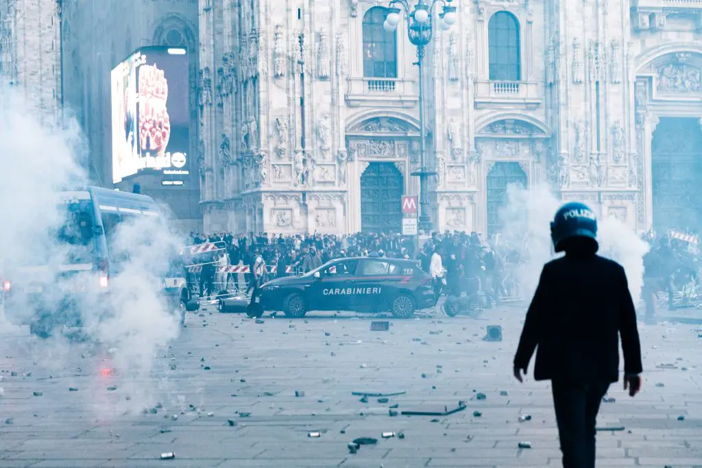 Cortei, il bilancio è di 28 arresti e 43 denunce. Tra le forze ordine 141 feriti